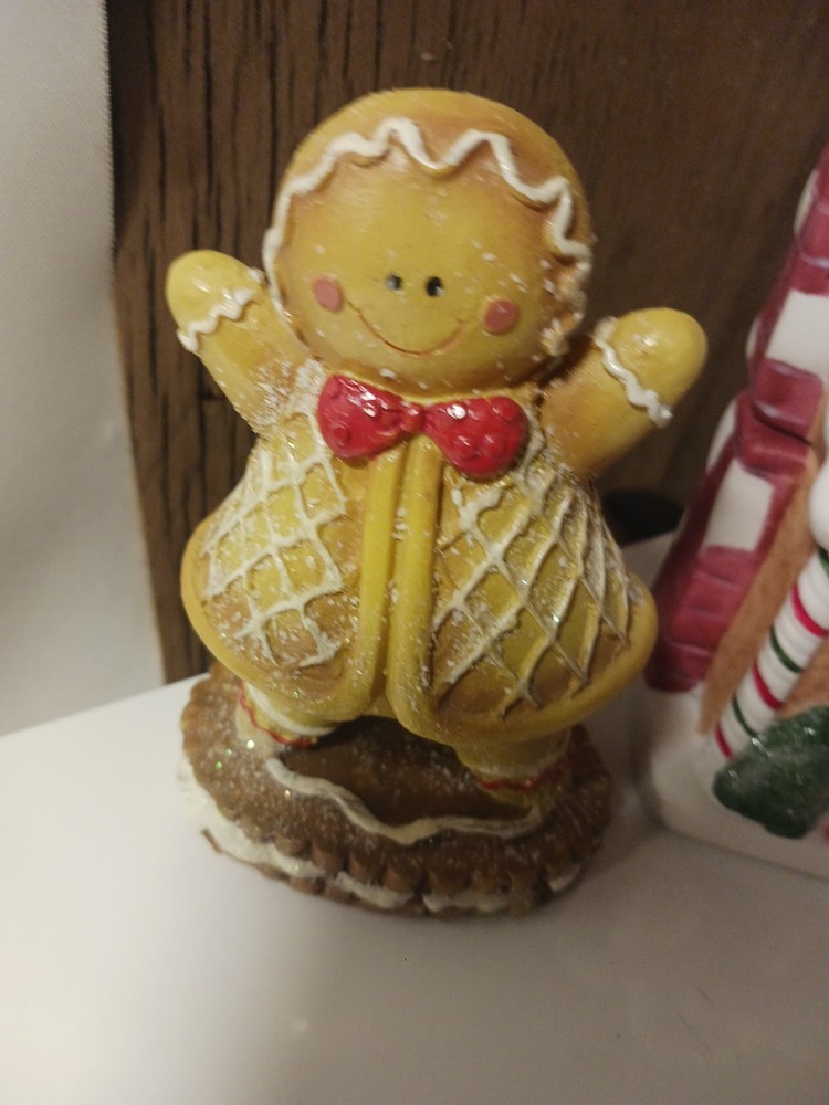 Ginger Bread House Tea Light With Two Gingerbread Men