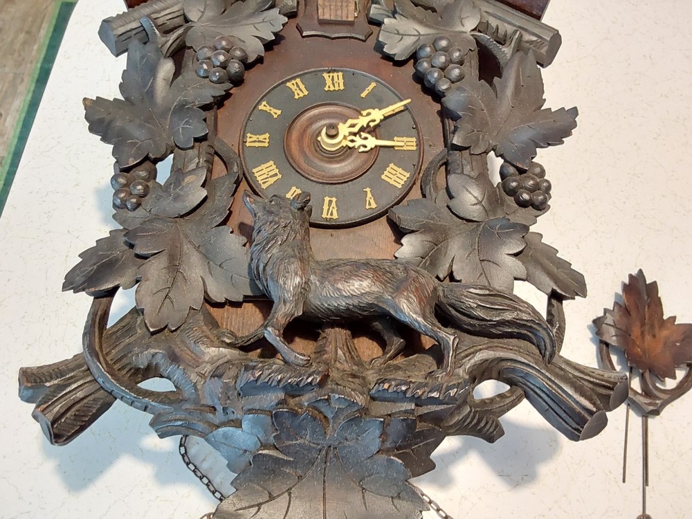 Antique BLACK FOREST Cuckoo Clock w/Wolf