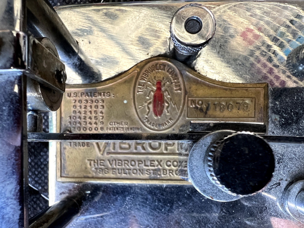 Vibroplex Telegraph Key Bug in Chrome s/Red knobs