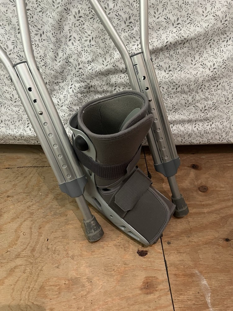 Adjustable Aluminum Crutches - Lightweight, Comfortable Handles