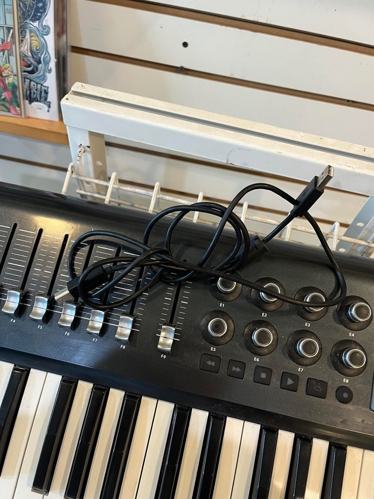 Behringer MOTOR49 USB/MIDI Keyboard Controller 49-Key Motorized Faders