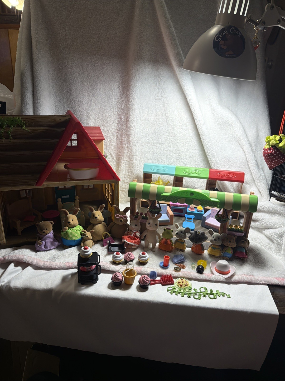 Woodzeez House & Farm Stand W 13 Figures and Lots of Accessories for Family Fun