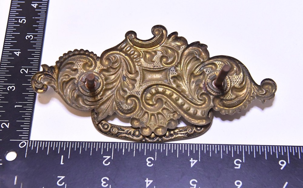 2 MATCHING VINTAGE DECORATIVE PRESS BRASS DRAWER PULL / HANDLE