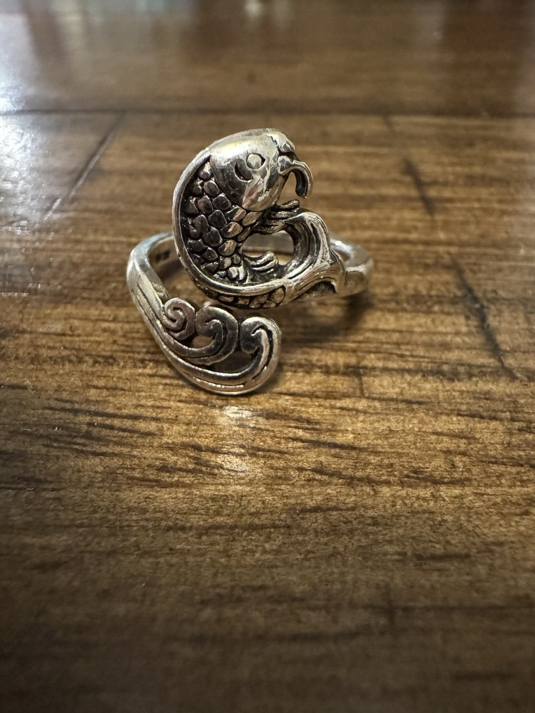 Silver Fish Knitting Loop Crochet Ring Tool Size 7 Adjustable Metal