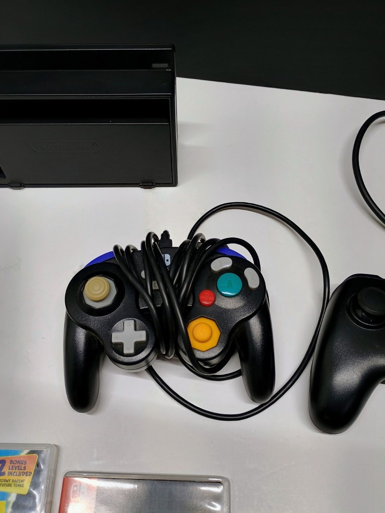 Nintendo switch docking station, 2 controllers and 5 empty cases tested & works