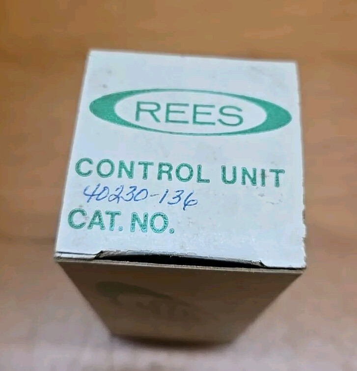 NEW REES 40230-136 SELECTOR SWITCH 2- POS ON/OFFF MAINTAINED KEY OPERATE BIN42