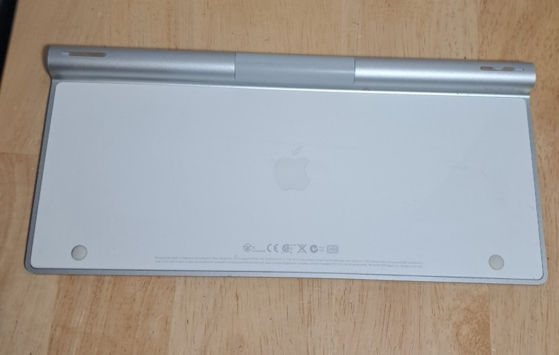 Apple A1314 Wireless/Bluetooth Keyboard Silver