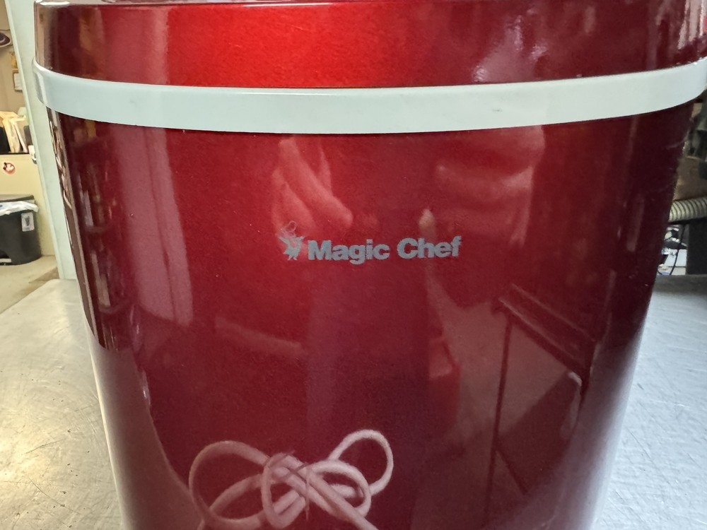 Magic Chef MCIM22R Ice Maker