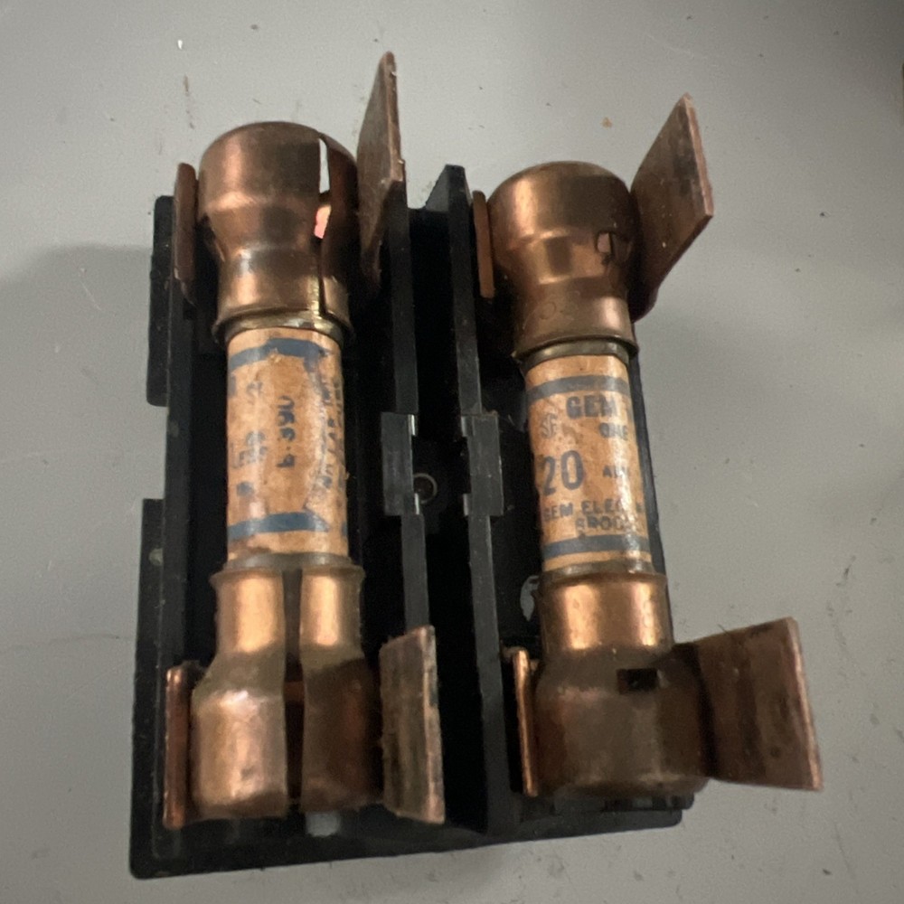 GENERAL SWITCH CORP 20 AMP FUSE PULL OUT HORIZONTAL SLOT