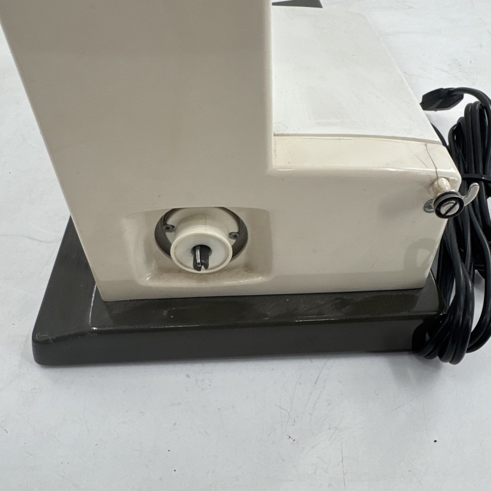 HUSQVARNA VIKING 5530 Sewing Machine W/Case