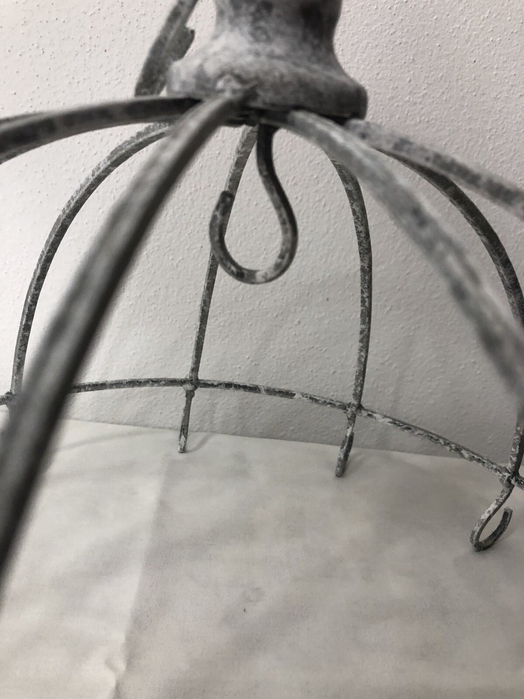 CIRCULAR IRON PENDANT DISPLAY