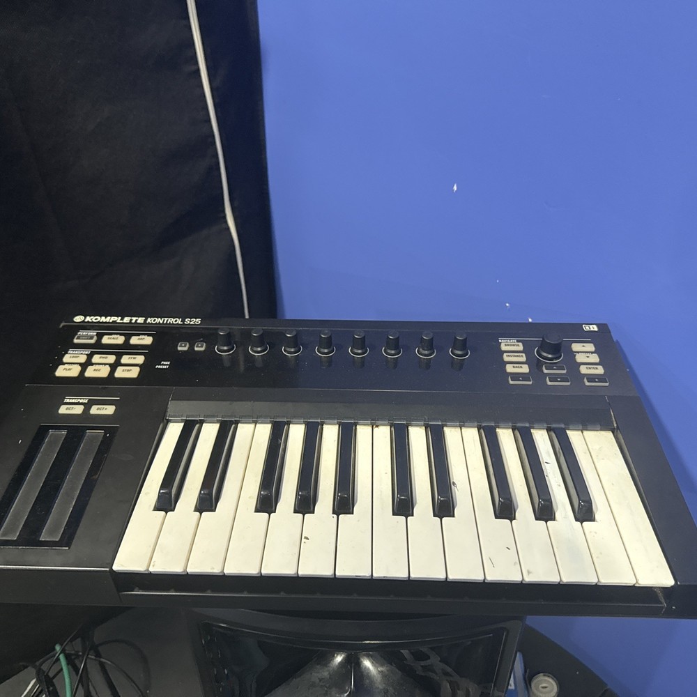 Native Instruments Komplete Kontrol S25 Mk2 with power supply