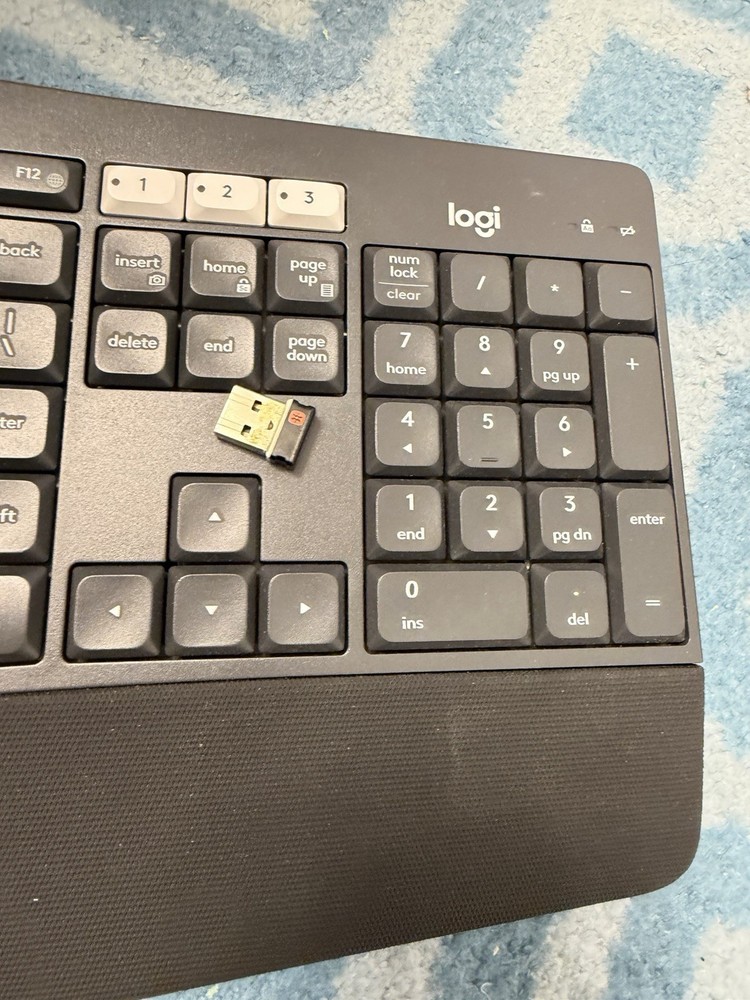 Logitech K850 Wireless/unify Bluetooth Keyboard With M705 Unifying Mouse