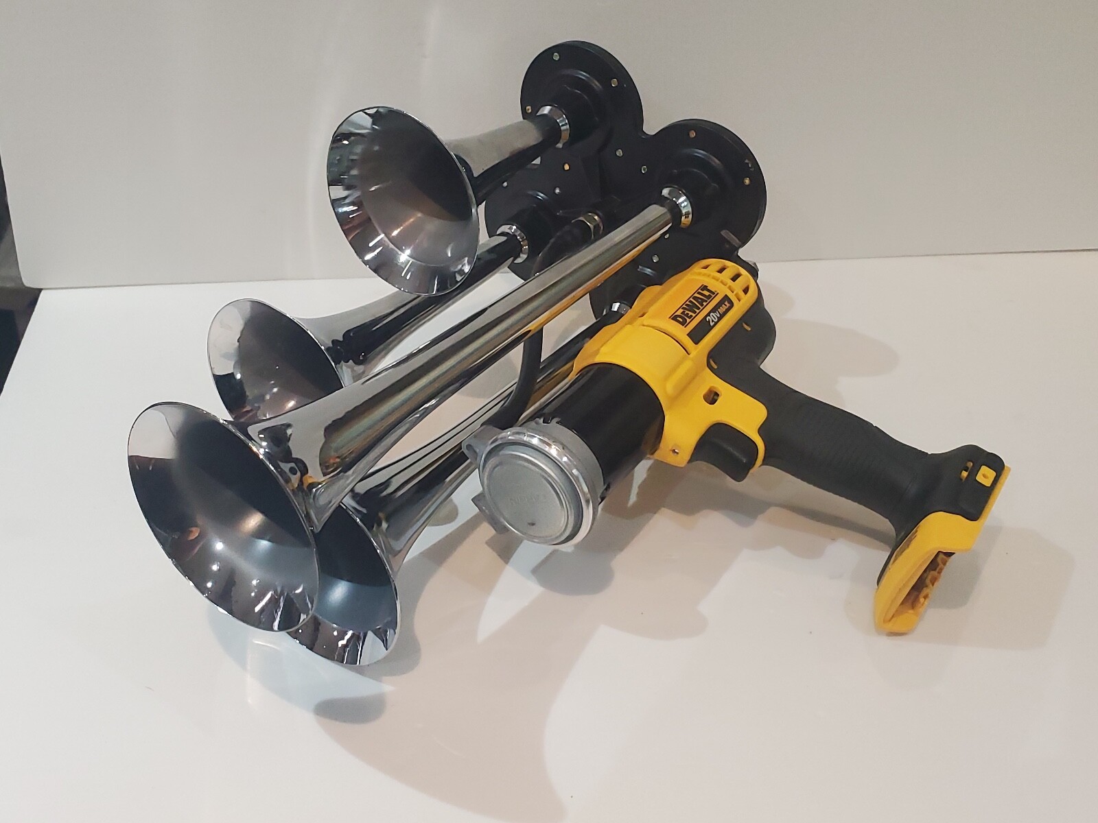 DeWALT 20V MAX Impact QUAD Air Horn Train Horn Compressor ,Black Trumpets 14"