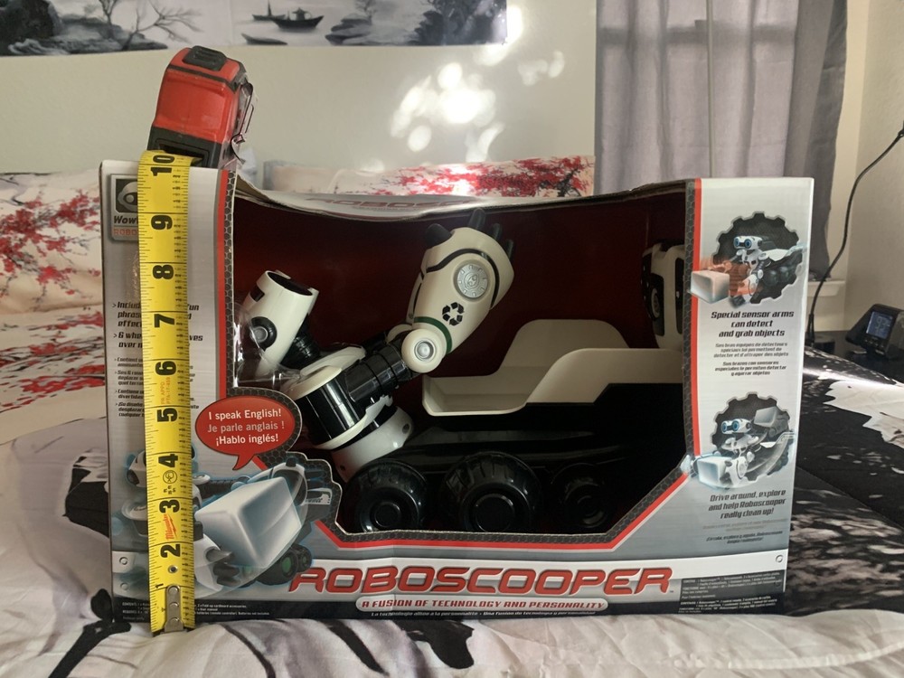 2008 NEW SEALED ROBOSCOOPER Wowwee Robotics w/remote control