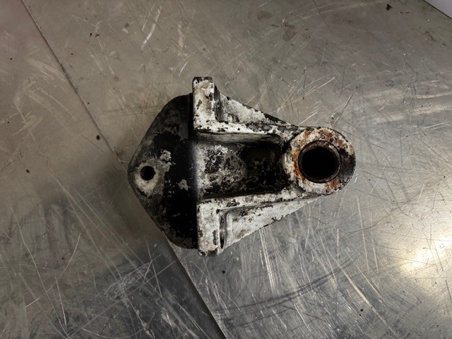 KENWORTH BRACKET-SHACKLE FRONT ALM