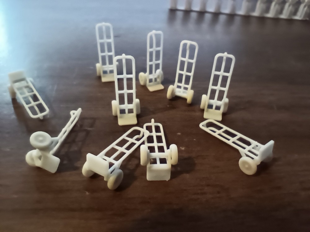 HO Scale Hand Trucks 10pcs