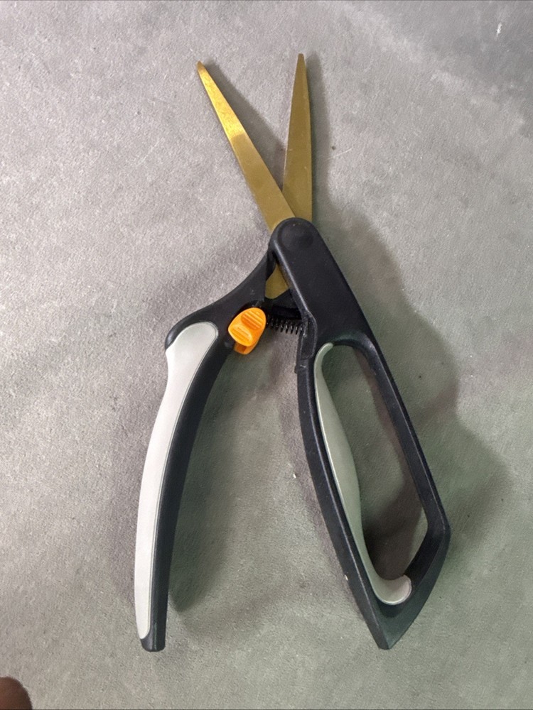 Fiskars Softouch Microtip Pruning Snips With Safety Lock