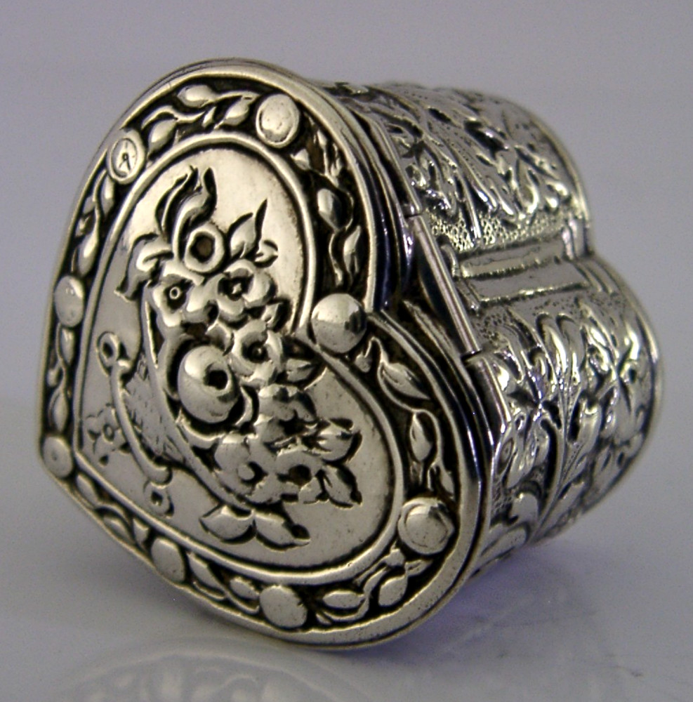 PRETTY 830 SOLID SILVER LOVE HEART BOX c1900 ANTIQUE