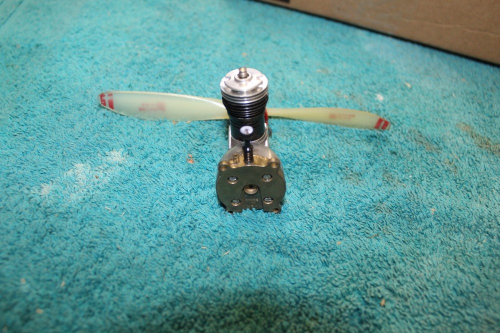 Cox, Babe Bee .049, Vintage Nitro Model Engine