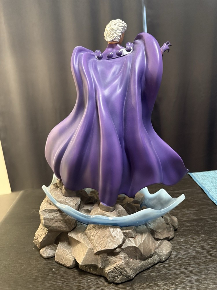 Diamond Select Marvel Premier Collection Magneto Statue #286/3000