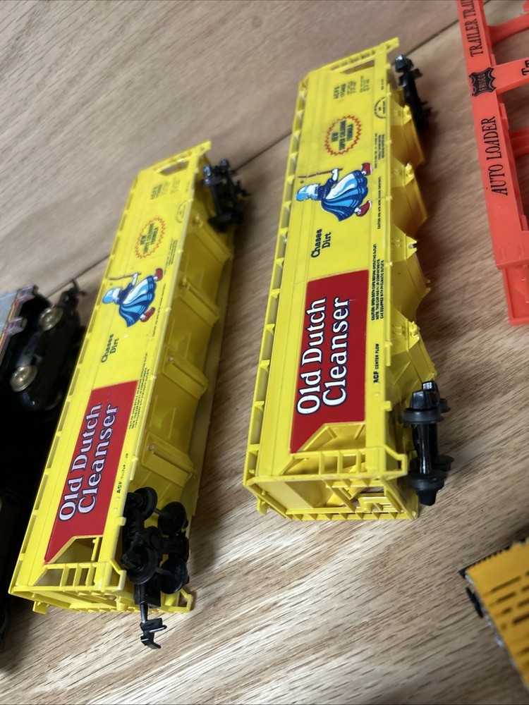 Vintage Tyco Electric Train and Boxcar Lot, Some Missing Wheels