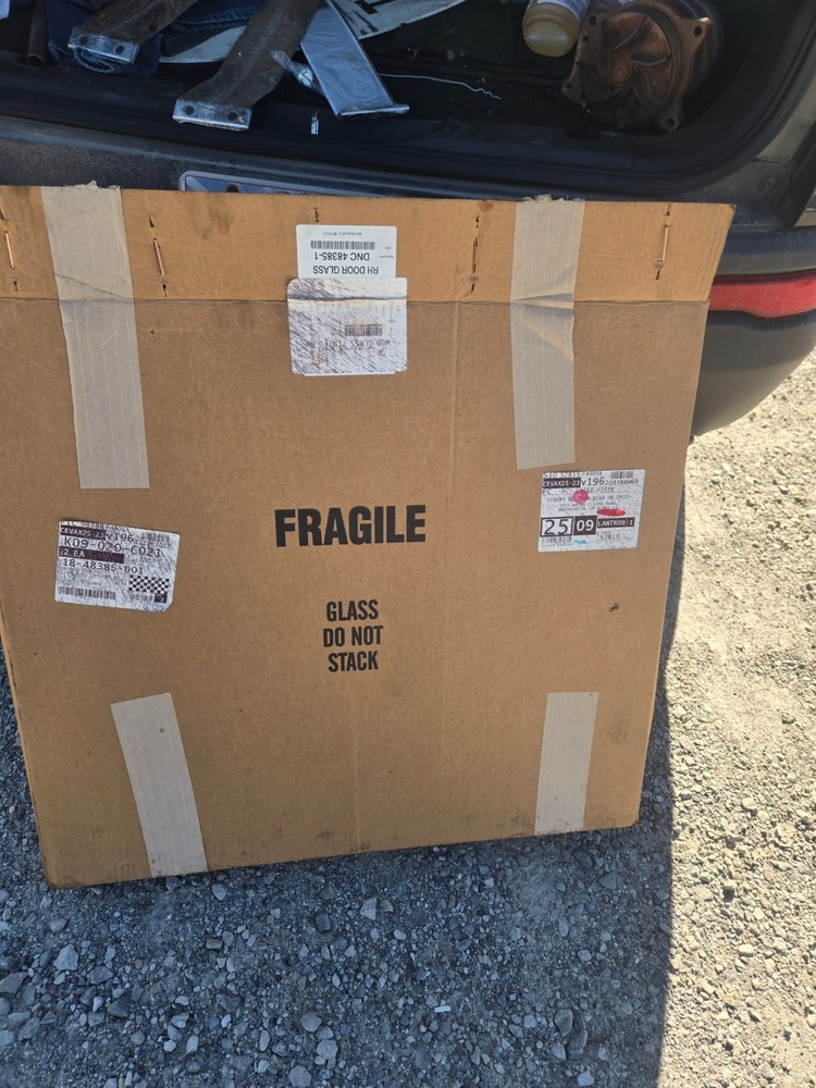 18-48385-001 RH door windows Freightliner (Tinted)