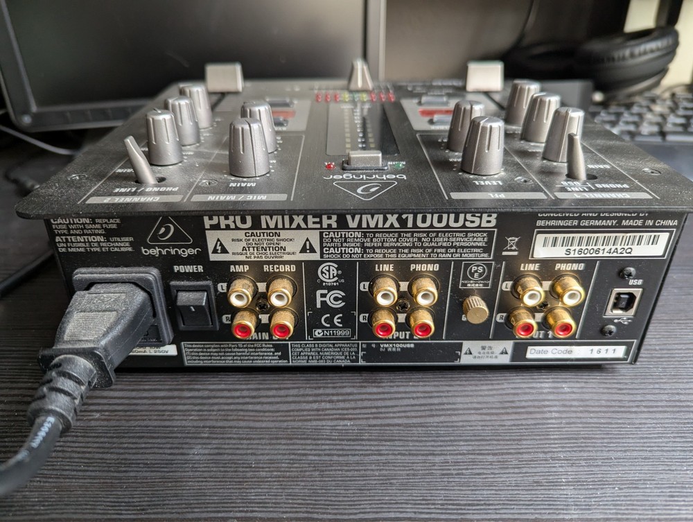 Behringer VMX100USB Professional 2-Channel DJ Mixer