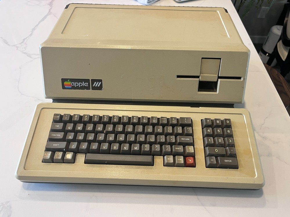 Apple III Computer 256k - Powers On - For Repair - Missing One Key