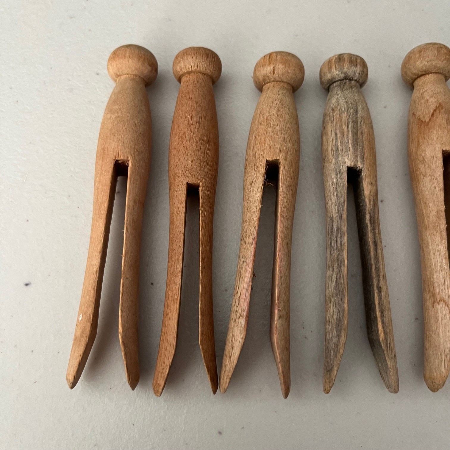 VTG WOODEN CLOTHES PINS LOT OF 25-4" + 7-3".5" ROUND HEAD WHEATHERED PRIMITIVE