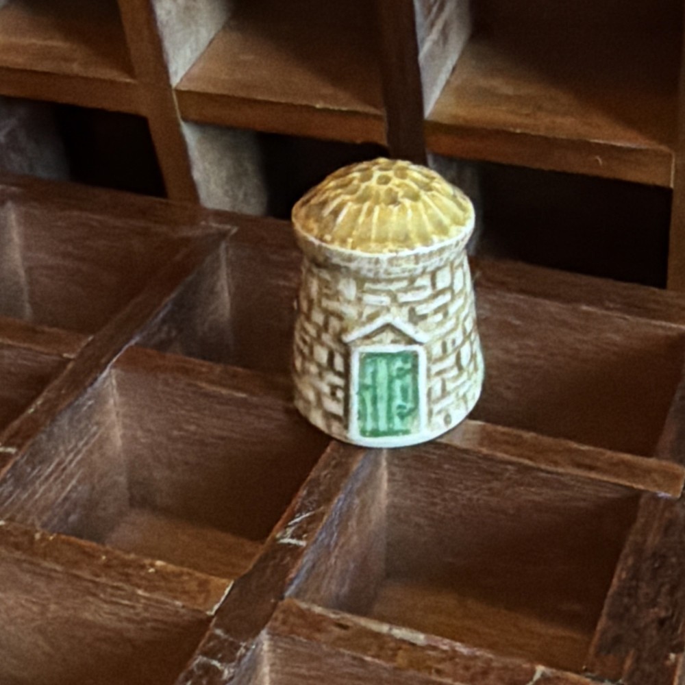 SYLVAC “ANNE HATHAWAY’S COTTAGE” THIMBLE.