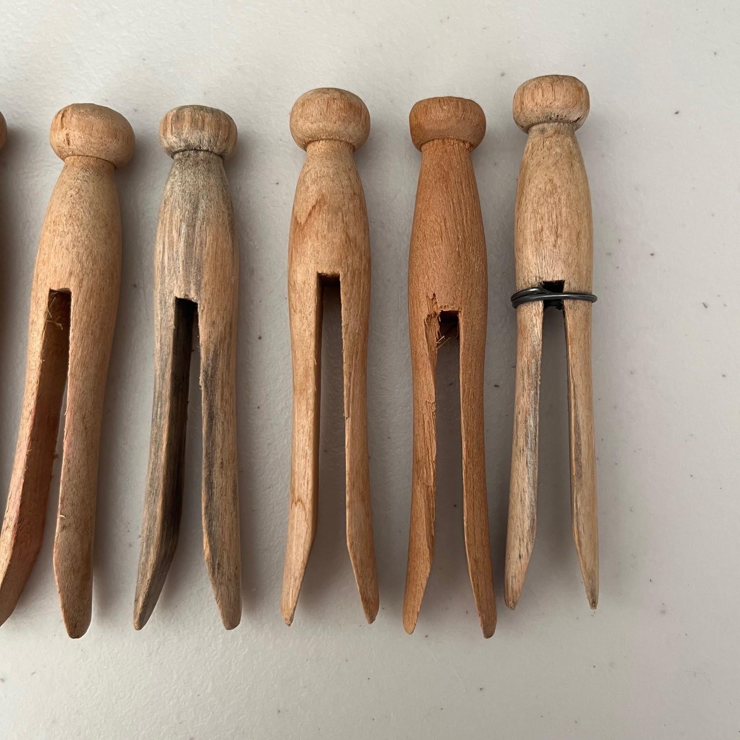 VTG WOODEN CLOTHES PINS LOT OF 25-4" + 7-3".5" ROUND HEAD WHEATHERED PRIMITIVE