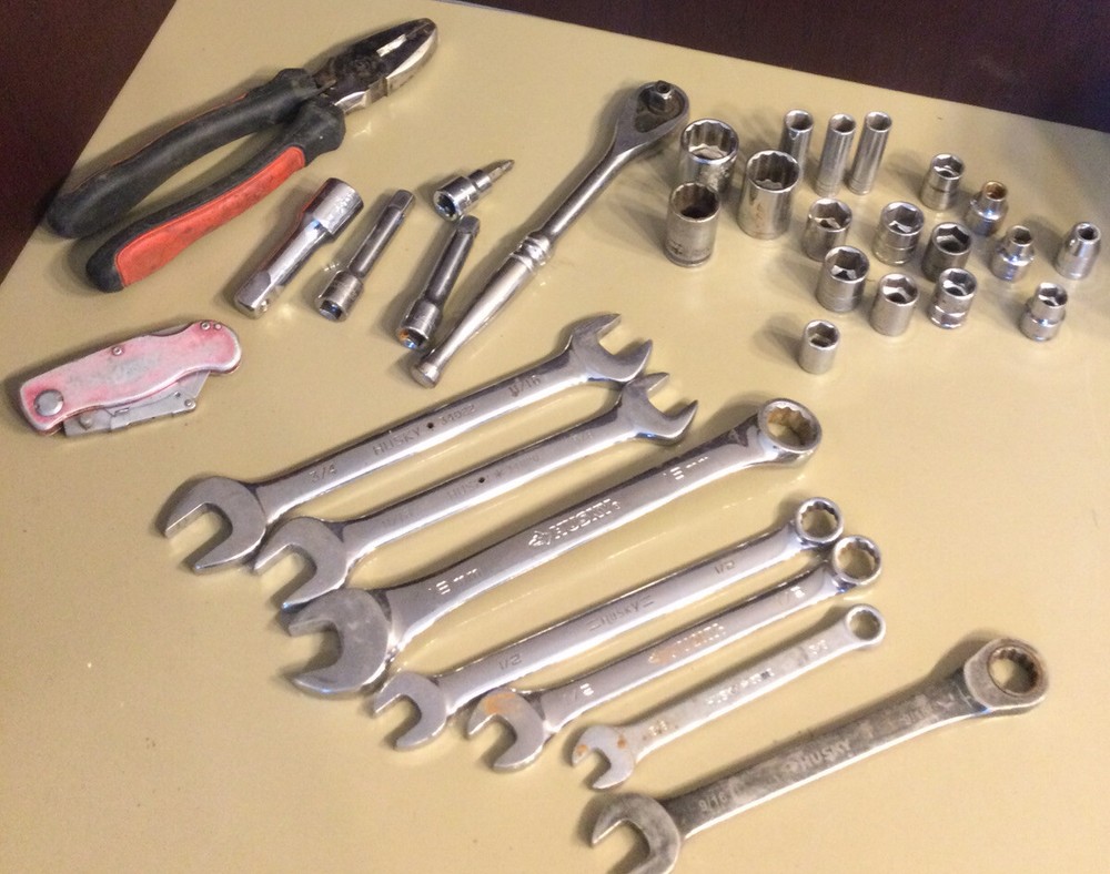 Husky Assorted Hand Tools 32 Pc. 6 , 12 Point Sockets , Ratchet , Wrenches +