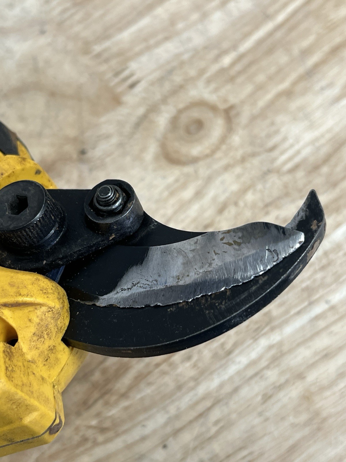 DEWALT DCPR320B 20V MAX 1.5" Pruner - FOR PARTS OR REPAIR