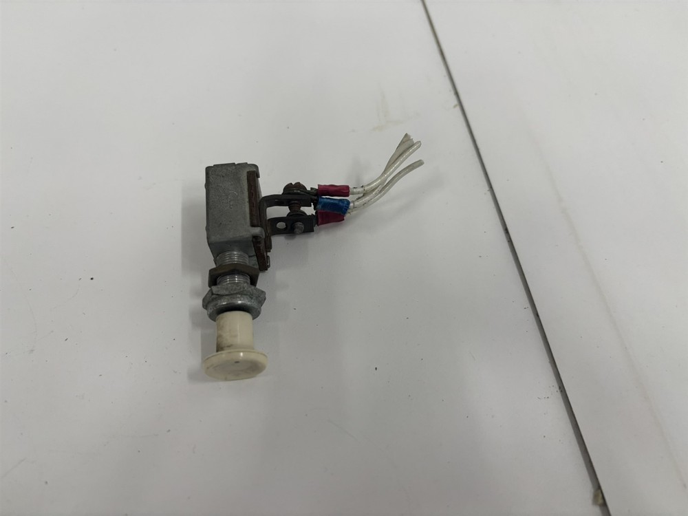 66 Cessna 150 F NAV Navigation Light Push Pull Switch 0713026-4