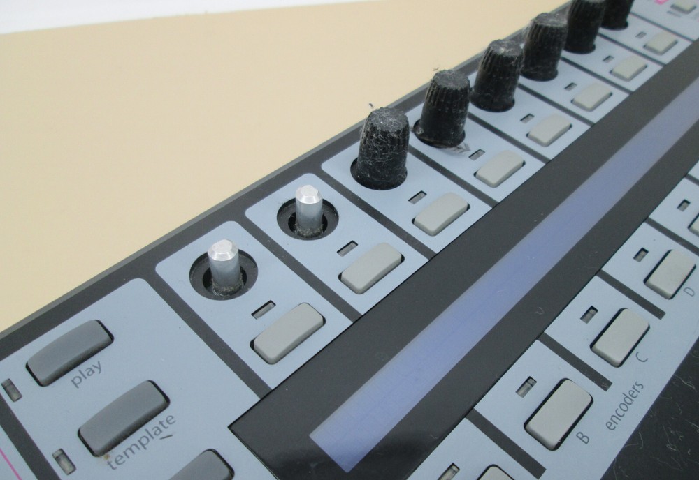 Novation Remote 25SL Midi Controller Keyboard w/ Power Supply