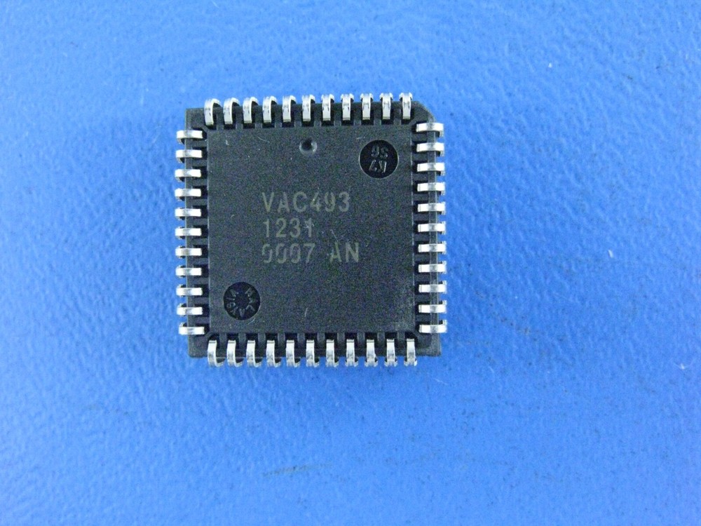 (1) Altera EPM7032AELC44-10 CPLD - Complex Programmable Logic 32 Macro 36 IOs