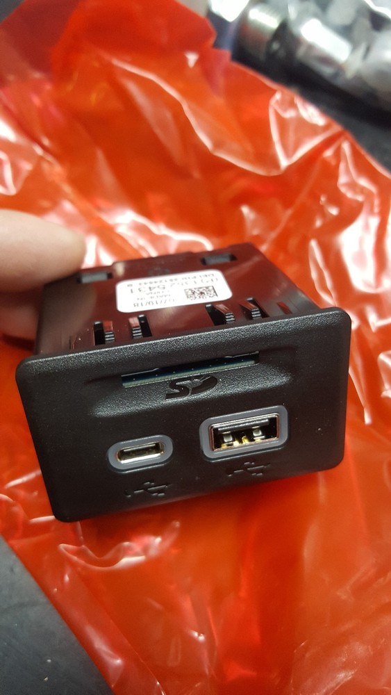 OEM NEW Center Console Auxiliary USB sd card Port Receptacle GM 13525431