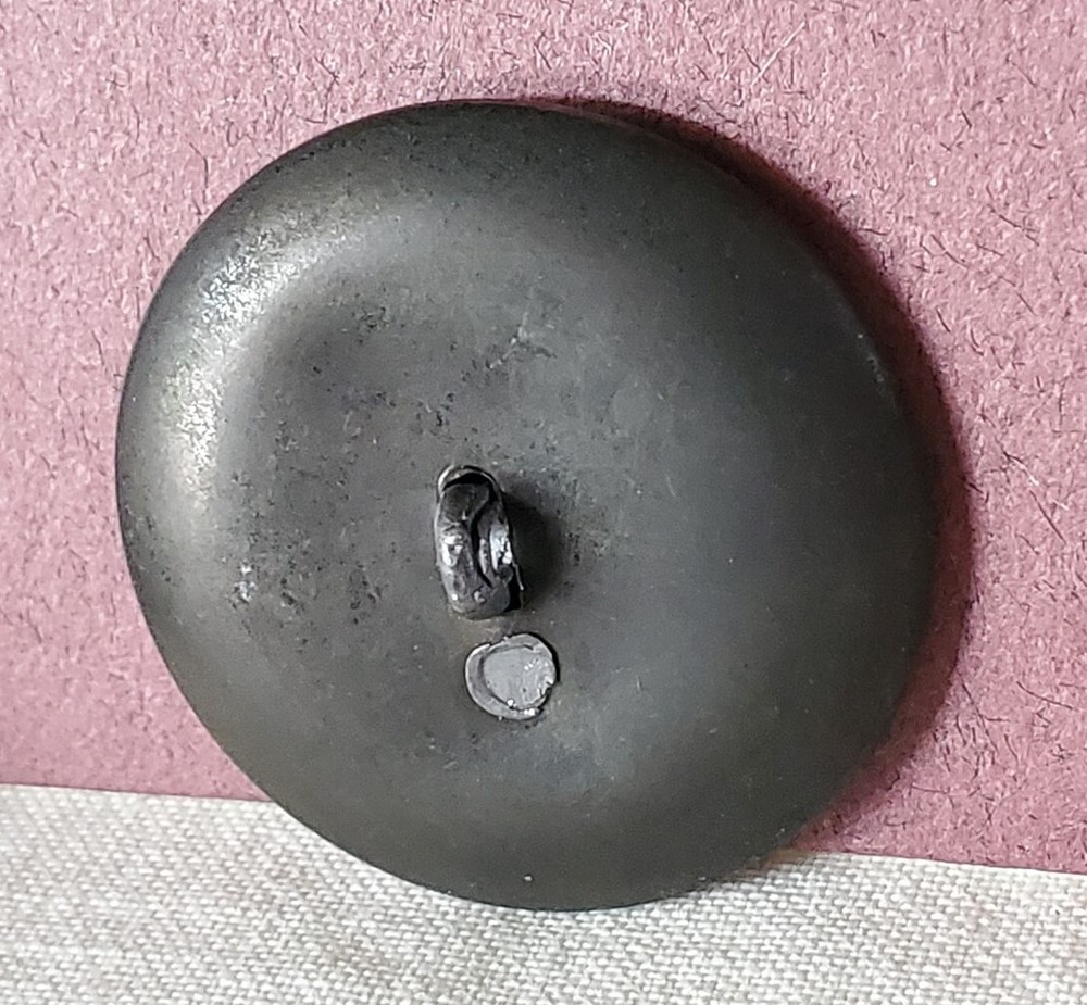 Bb WASP in flight Vintage metal BUTTON medium