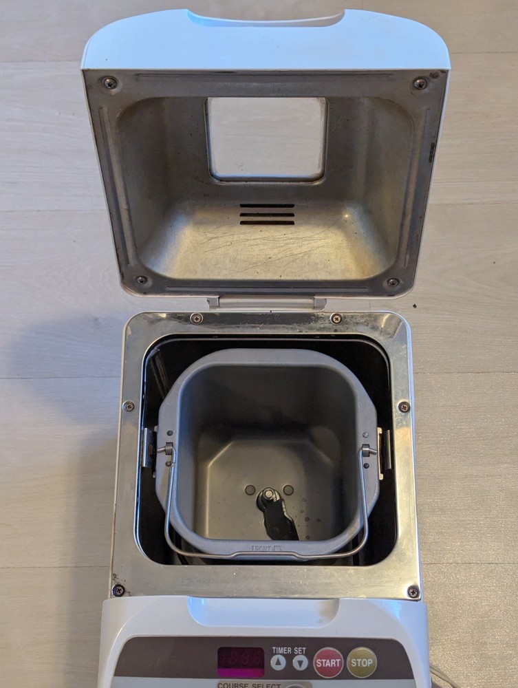 Hitachi Automatic Home Bakery Bread Maker Machine HB-D102 Tested Refurbished