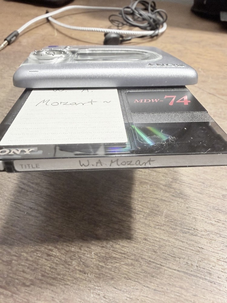 Sony MZ-NH600D Hi-MD MiniDisc Walkman Plus One Disk WORKING SHAPE