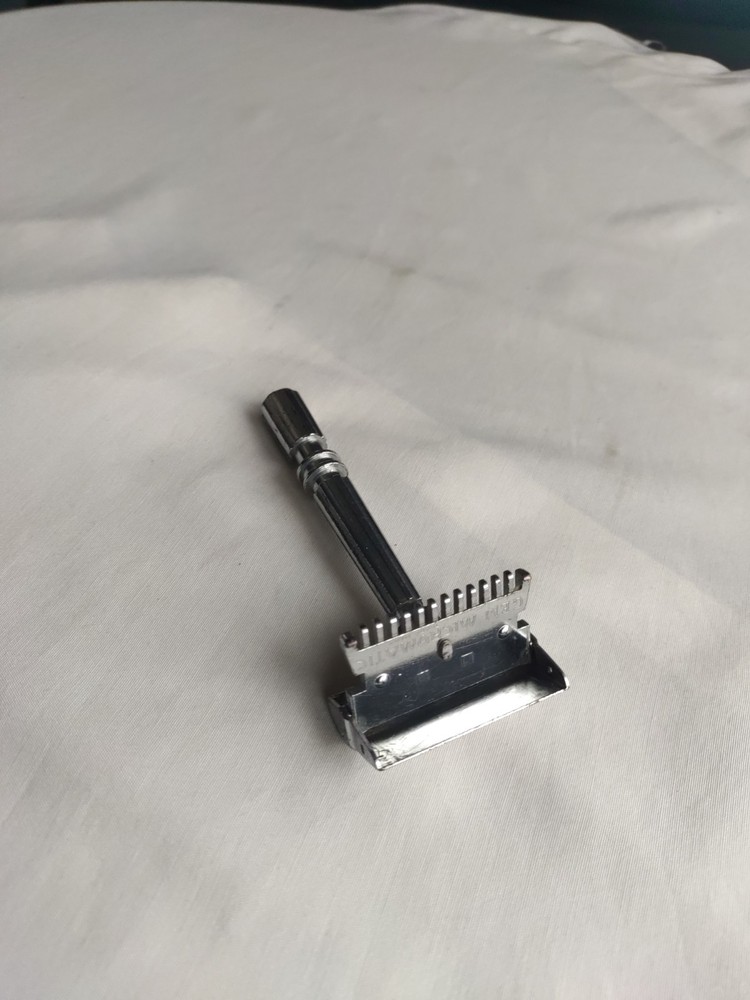 Gem Micromatic Open Comb Type Silver Tone SE Safety Razor