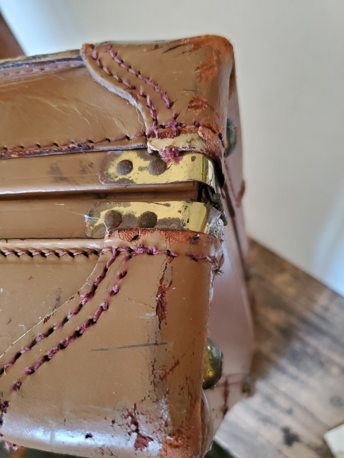 Vtg 1940-50s Cowhide Leather WINGS Suitcase Flight Luggage Carry-On 22”X 19”X 6”