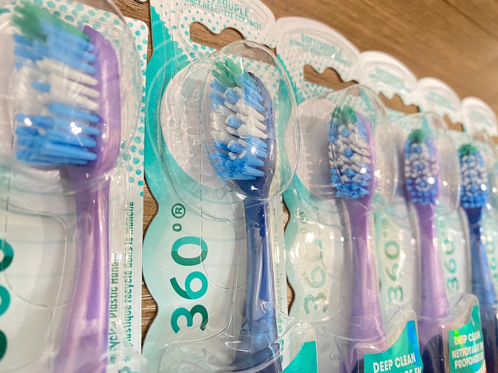 (12) Colgate 360° Manual Toothbrush, Deep Clean, Soft Bristles Compact