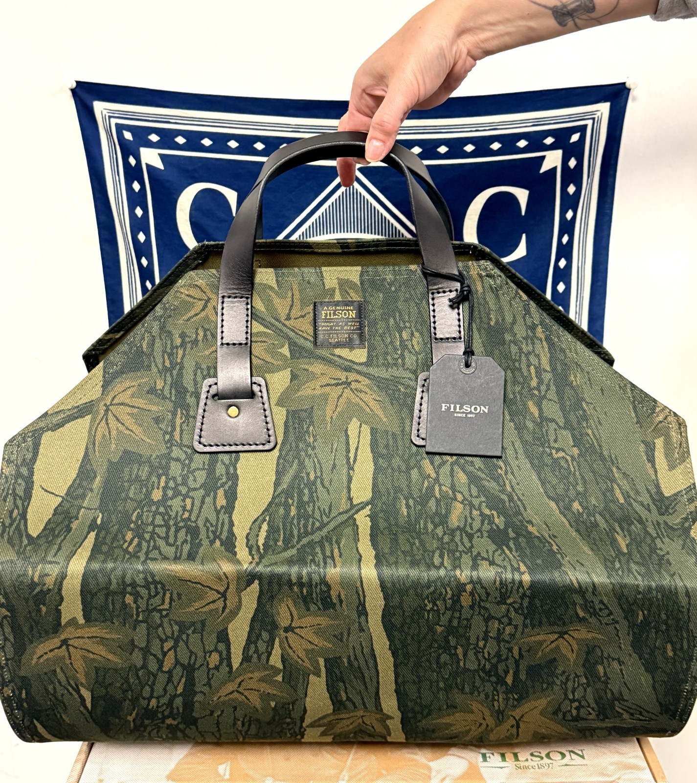 FILSON 11070280 Rugged Twill Bridle Leather Maple Bark Camo Log Carrier Tote