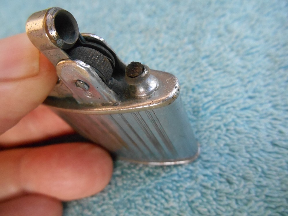 Vintage Ronson STANDARD OVAL AUTOMATIC CIGARETTE LIGHTER. NO WORK, SOLD AS-IS!