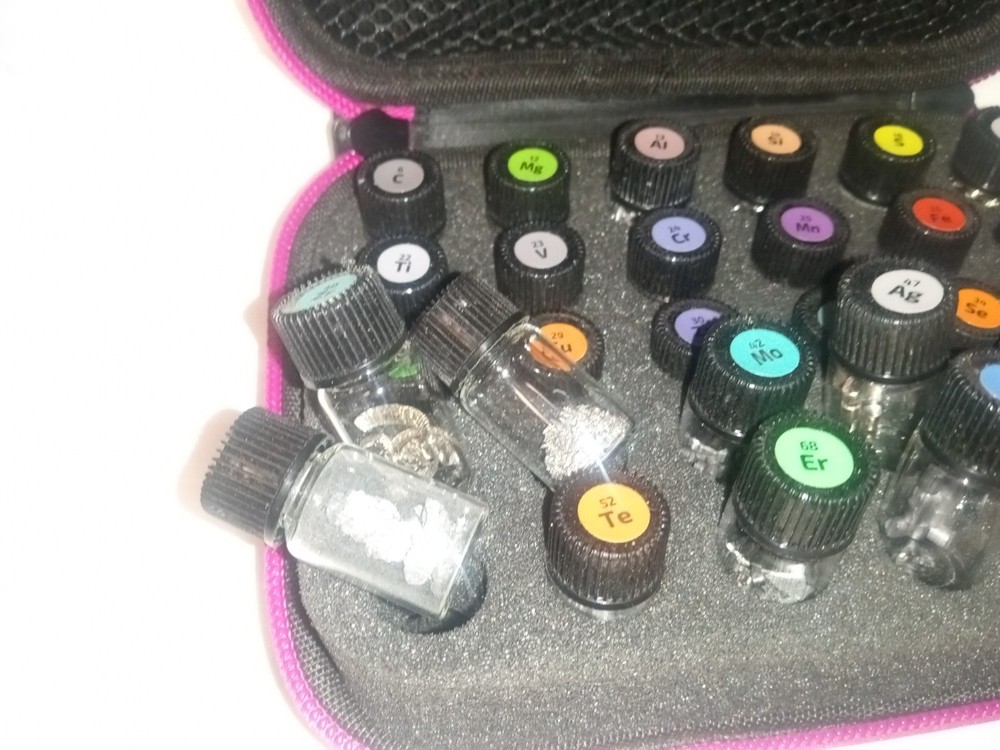 Periodic Table Elements Set 32 Samples Labeled Glass Vials including gram gold