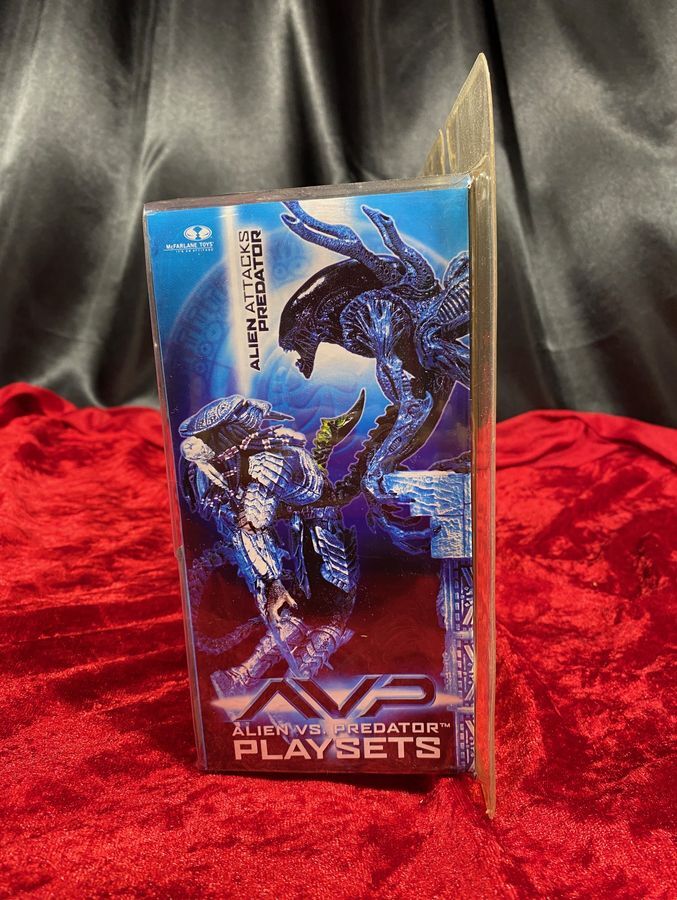 Alien VS. Predator Playset Alien Attacks Predator Action Figure