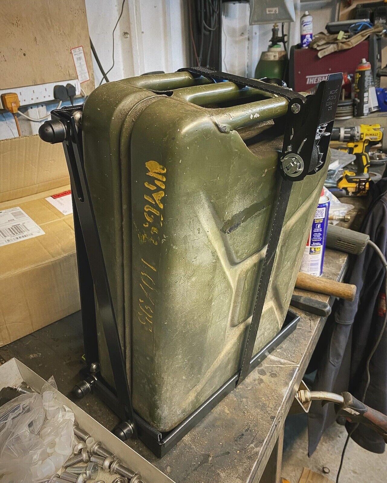 Fold up Jerrycan Holder Ratchet Strap 25mm 1m with Anchor Plates LC400daN Black