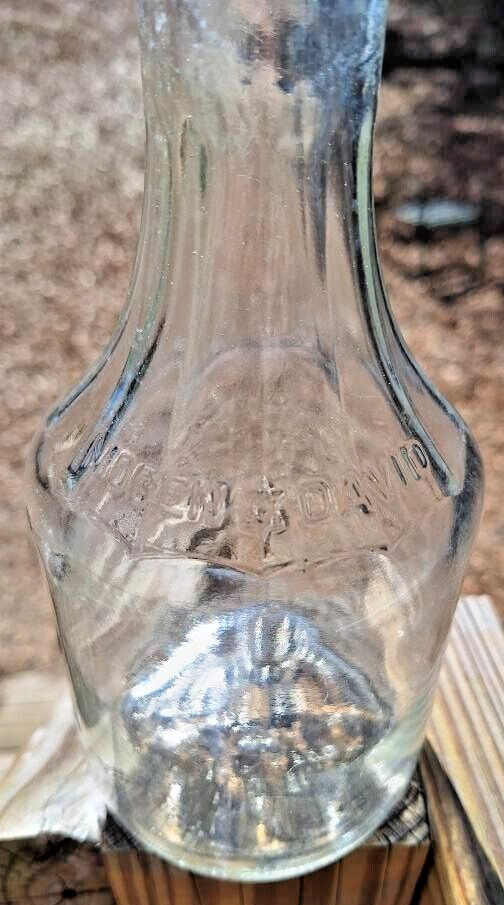 Vintage Mogen David Wine Corp Embossed Ribbed Bottle EMPTY 4/5 Quart